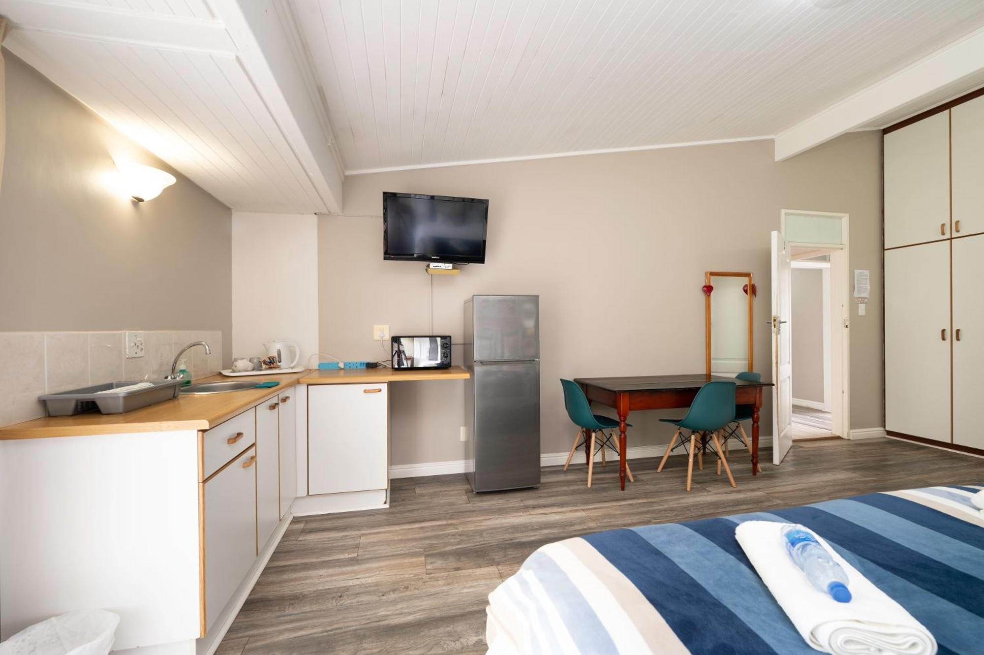 Admirals Lodge Guest House And Brightways Self Catering Apartments Port Elizabeth Dış mekan fotoğraf