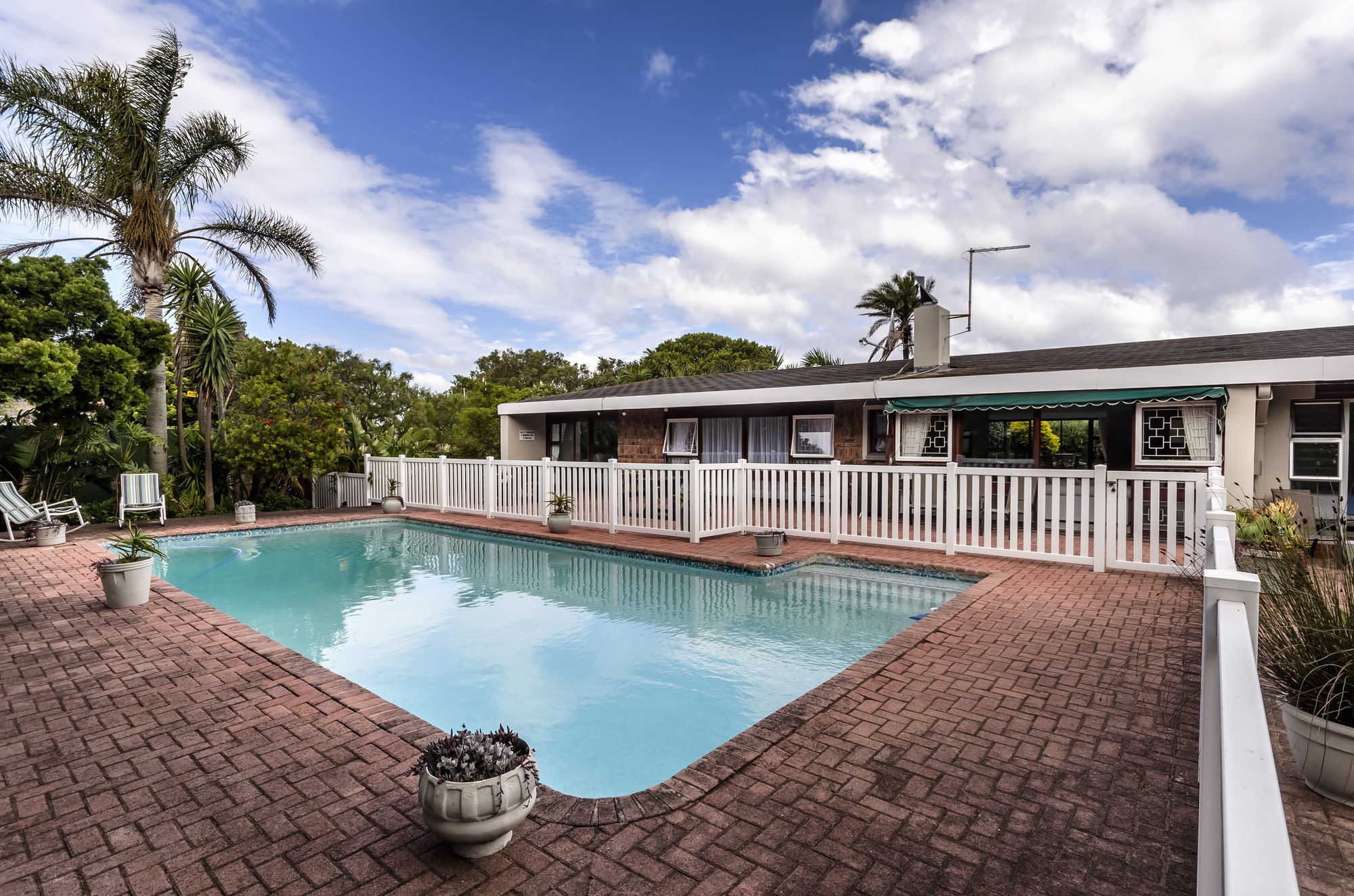 Admirals Lodge Guest House And Brightways Self Catering Apartments Port Elizabeth Dış mekan fotoğraf